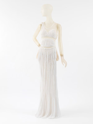 Helmut Lang (Austrian, b. 1956). Evening Dress, fall/winter 2004–5. White mushroom-pleated silk organza, white silk chiffon, and natural horsehair. Bildbeschreibung und Foto: The Metropolitan Museum of Art, New York.