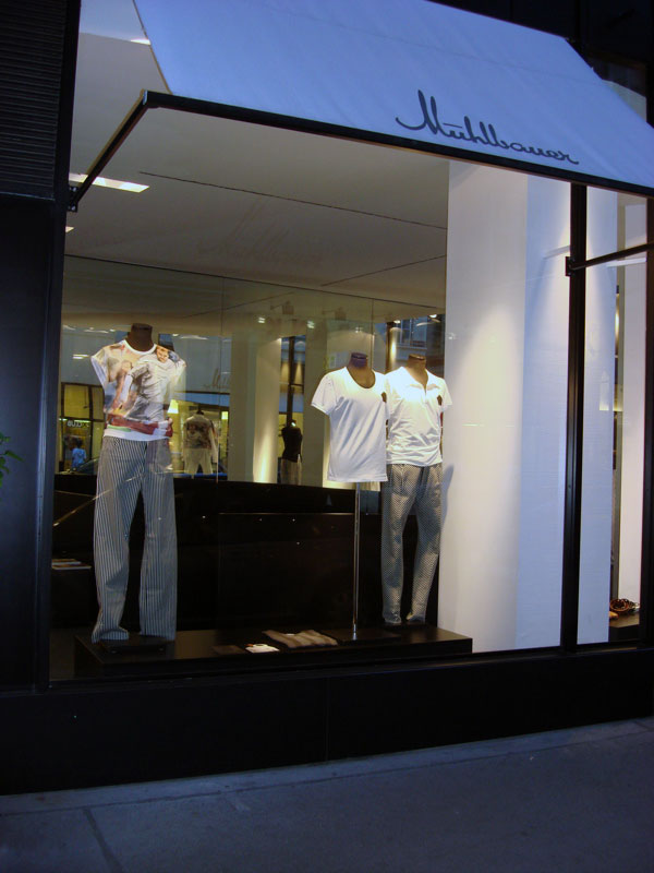 Auslage komplett mit Modellen des Labels \ Auslage komplett mit Modellen des Labels \