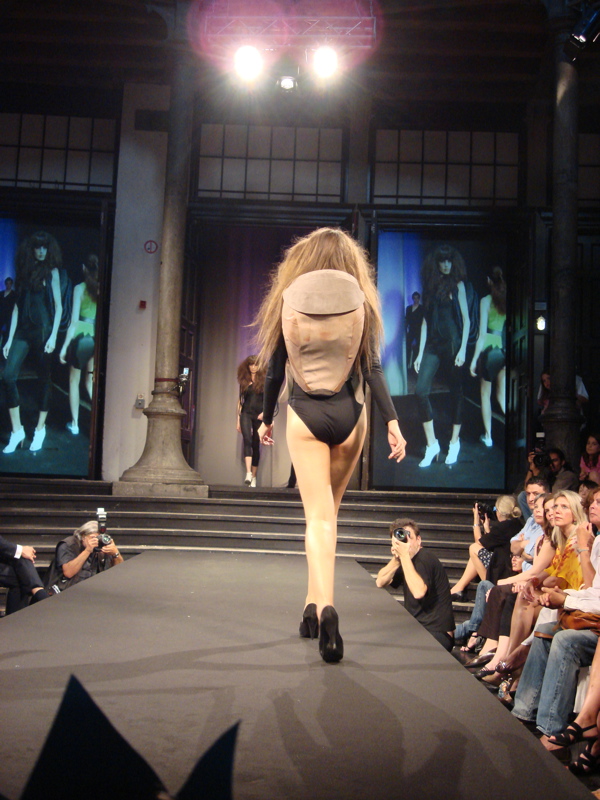 Tragbare Kokons, ebenfalls zum Thema e-motion Tragbare Kokons, ebenfalls zum Thema e-motion