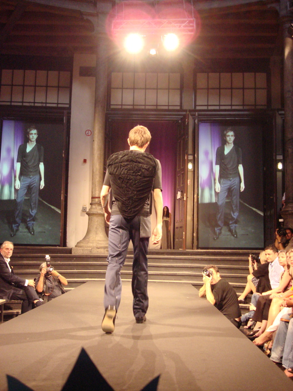 Tragbare Kokons, ebenfalls zum Thema e-motions Tragbare Kokons, ebenfalls zum Thema e-motion