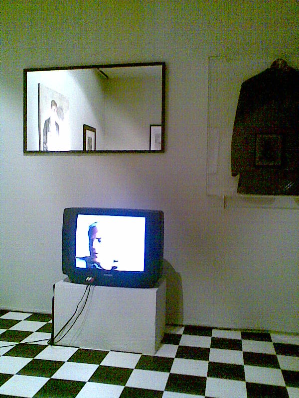 Philip Mann, L'Anglais décrit le chateau fermé