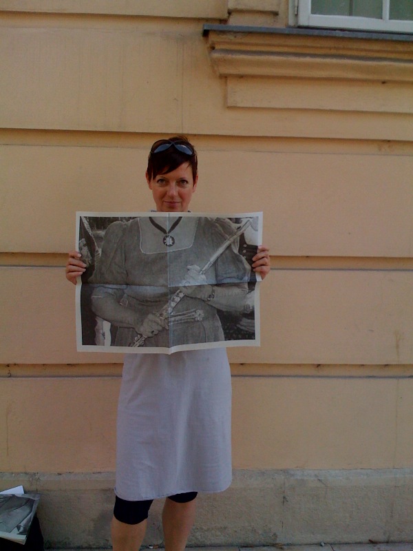 Michaela mit Annette Stahmers Zeitung: Wir verheimlichen nichts