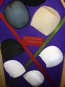 Schulterpolsterauswahl, Hartinger, Spiegelgasse 13, 1010 Wien