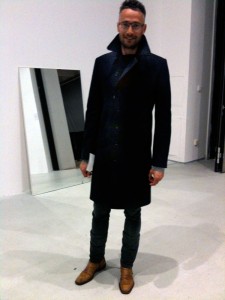 Stephan Hilpold (Der Standard) bei der Mantel-Anprobe Stephan Hilpold (Der Standard) bei der Mantel-Anprobe