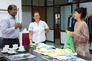 Jooloomooloo Besprechung: ganz links Rajen Wijenathan, ganz rechts Xiane Kangela, Foto: Laurent Ziegler