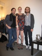 Peter Pilotto mit Partner Christopher de Vos und einem Modell