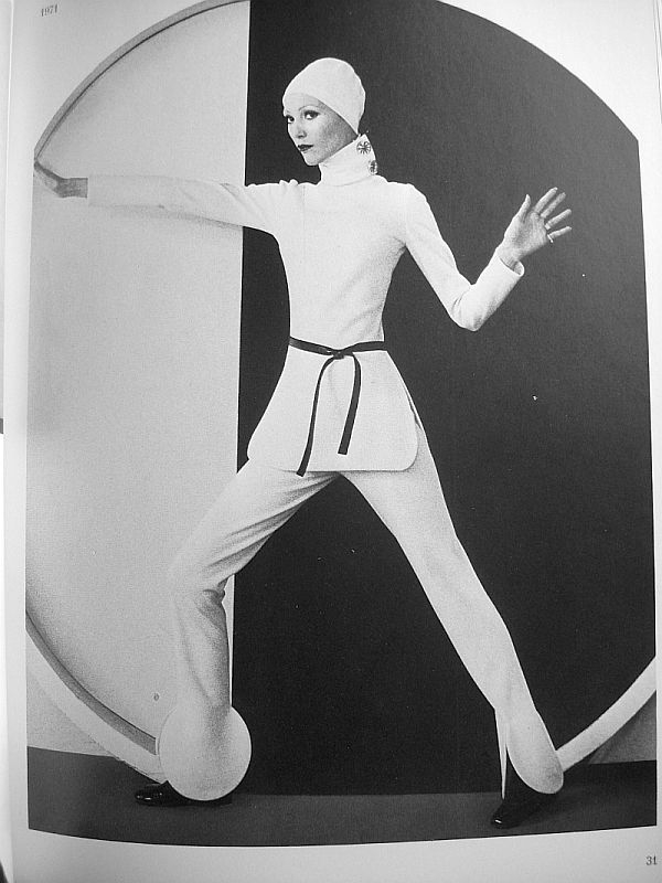 Aus: Paris 1945-1975. Elegance & Creation. Ausstellungskatalog, Paris 1977