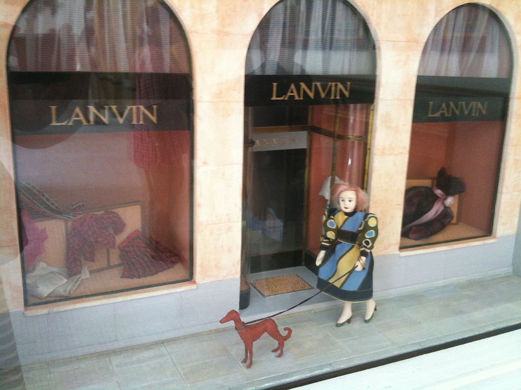 Das Geschäft Lanvin, 92, rue du Faubourg Saint Honoré. Modell. Um 1955