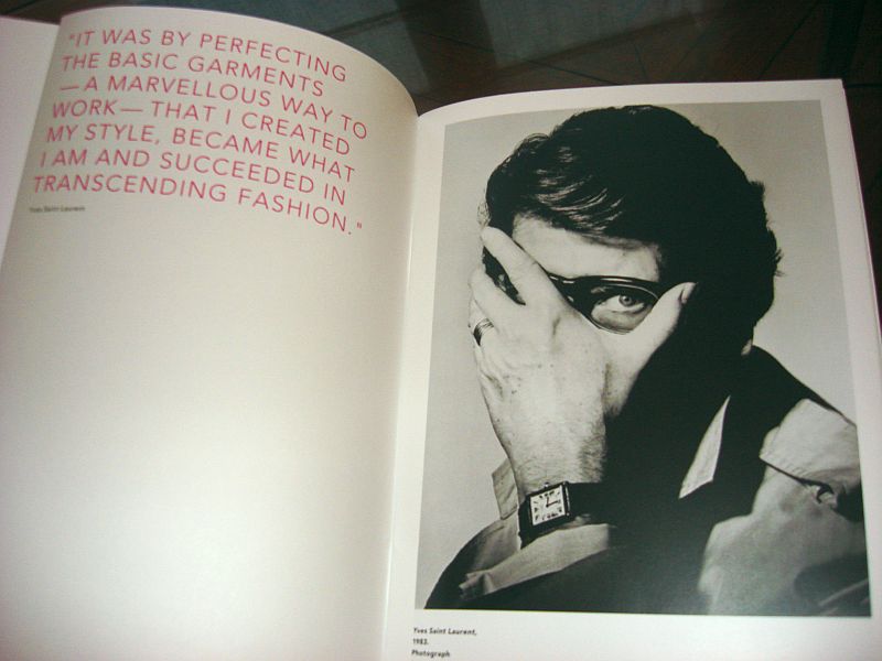 Petit Journal zur Yves Saint Laurent Retrospektive mit Portraitfoto von Irving Penn