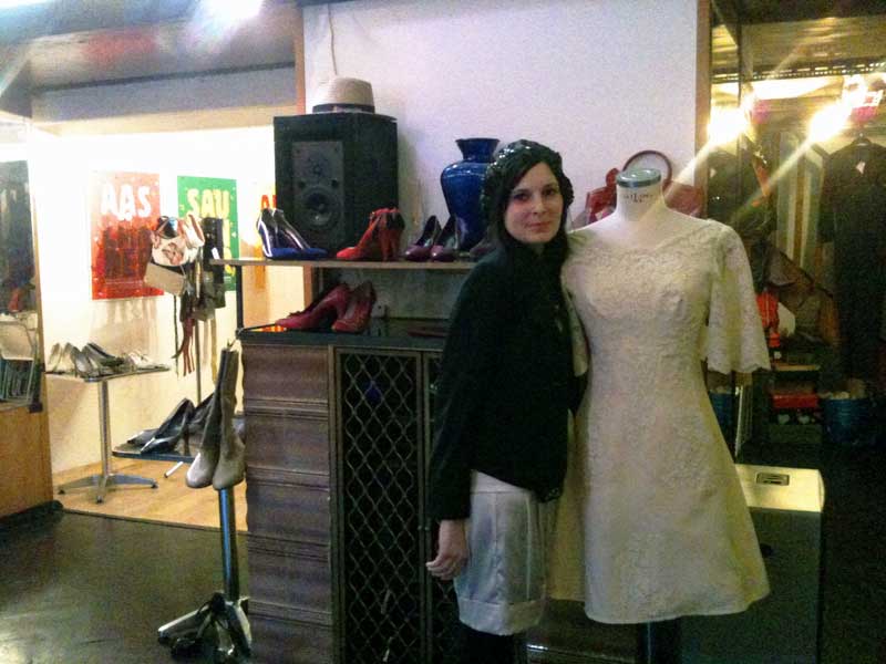 Fräulein Kleidsam mit einem ihrer Lieblinge