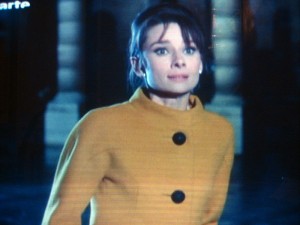 Showdown im Palais Royal im ockerfarbenen Mantel mit angeschnittenen Ärmeln