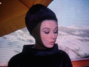Audrey Hepburn im Pelzpullover mit passender Mütz in Charade