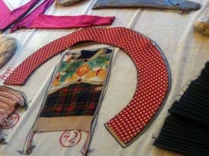 Ute Neuber: Kleiderbausatz, Performance