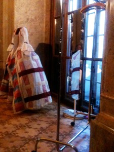 Ute Neuber: Kleiderbausatz, Performance