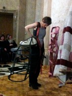 Ute Neuber: Kleiderbausatz, Performance