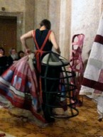 Ute Neuber: Kleiderbausatz, Performance