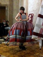 Ute Neuber: Kleiderbausatz, Performance