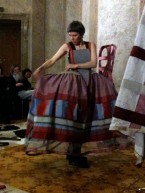 Ute Neuber: Kleiderbausatz, Performance