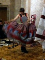 Ute Neuber: Kleiderbausatz, Performance