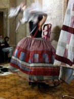 Ute Neuber: Kleiderbausatz, Performance