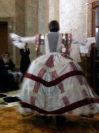 Ute Neuber: Kleiderbausatz, Performance