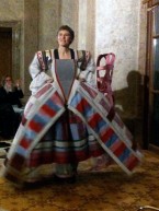 Ute Neuber: Kleiderbausatz, Performance