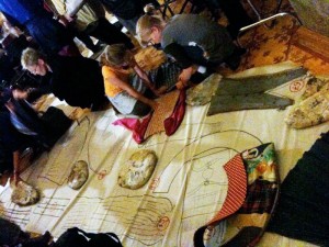 Ute Neuber: Kleiderbausatz, Performance