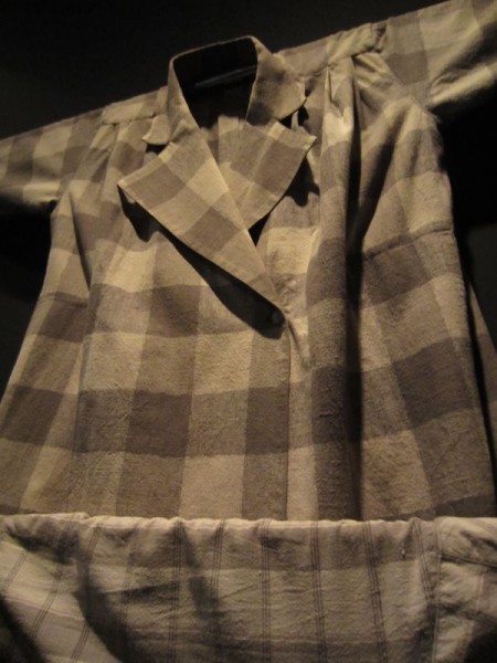 Ausstellung "Mehr als Mode", Mantel mit Hemd, 1977, Issey Miyake